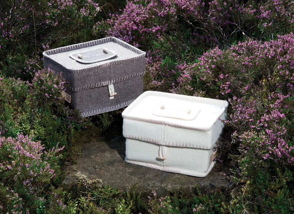 exquisite-wool-traders-cremation-return-options-white_and_grey_ash_urn 1000x730